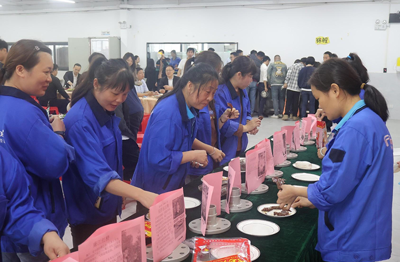 Empleados que participan en el evento de entretenimiento corporativo